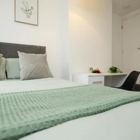 Modern 4 Bedroom House Sleeps 8, 13 Minutes From Centre, Free Parking And Wi-fi, Weekly And Monthly Stays, Great Rates Available At Peachy * 브리스틀