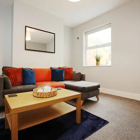 펜션 Modern 4 Bedroom House Sleeps 8, 13 Minutes From Centre, Free Parking And Wi-fi, Weekly And Monthly Stays, Great Rates Available At Peachy 브리스틀