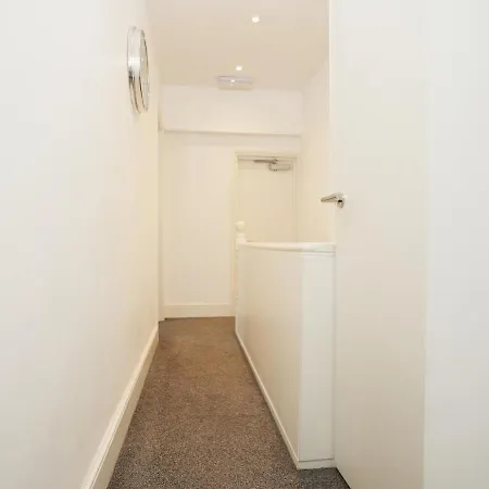 Modern 4 Bedroom House Sleeps 8, 13 Minutes From Centre, Free Parking And Wi-fi, Weekly And Monthly Stays, Great Rates Available At Peachy 펜션 브리스틀