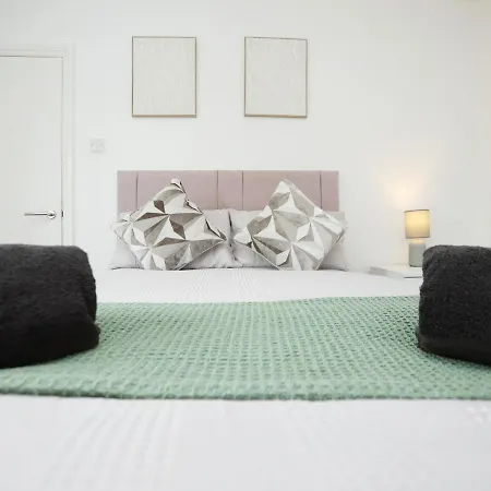 Modern 4 Bedroom House Sleeps 8, 13 Minutes From Centre, Free Parking And Wi-fi, Weekly And Monthly Stays, Great Rates Available At Peachy *