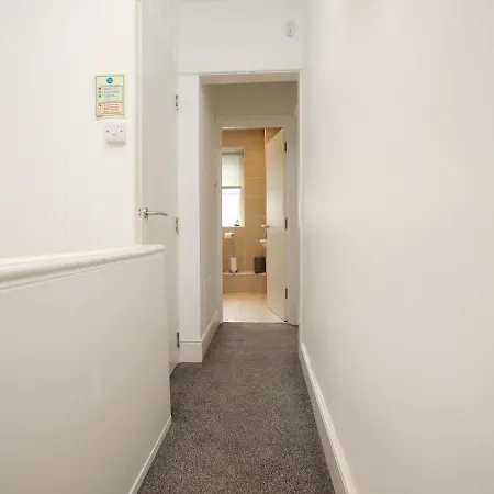 Modern 4 Bedroom House Sleeps 8, 13 Minutes From Centre, Free Parking And Wi-fi, Weekly And Monthly Stays, Great Rates Available At Peachy *