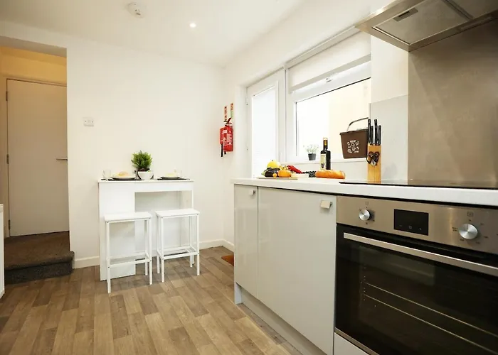 Spacious 4 Bedroom House - Sleeps 8 Guests, Contractors, Groups, Families, Business, Leisure & Relocation Welcome, 13 Minutes From Centre, Fast Wi-fi, Smart Tv In Lounge & Free Parking, Long And Short Welcome *