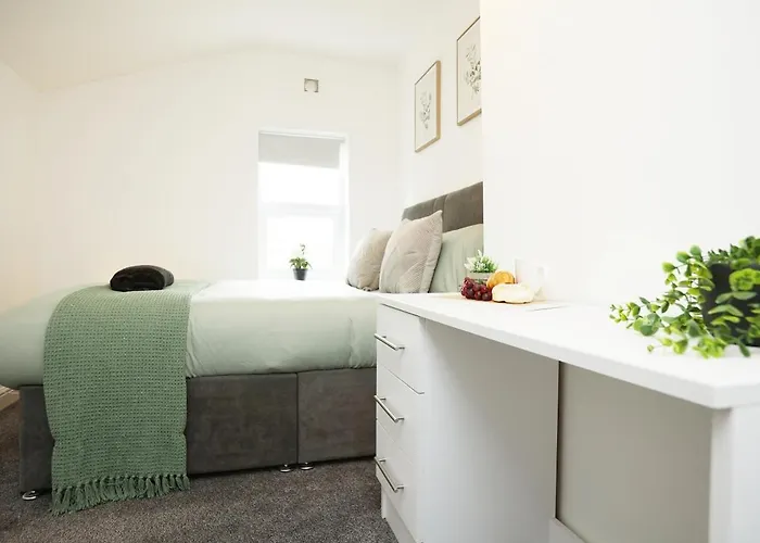 Spacious 4 Bedroom House - Sleeps 8 Guests, Contractors, Groups, Families, Business, Leisure & Relocation Welcome, 13 Minutes From Centre, Fast Wi-fi, Smart Tv In Lounge & Free Parking, Long And Short Welcome