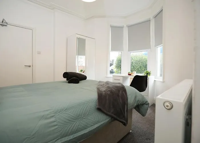 Spacious 4 Bedroom House - Sleeps 8 Guests, Contractors, Groups, Families, Business, Leisure & Relocation Welcome, 13 Minutes From Centre, Fast Wi-fi, Smart Tv In Lounge & Free Parking, Long And Short Welcome Bristol