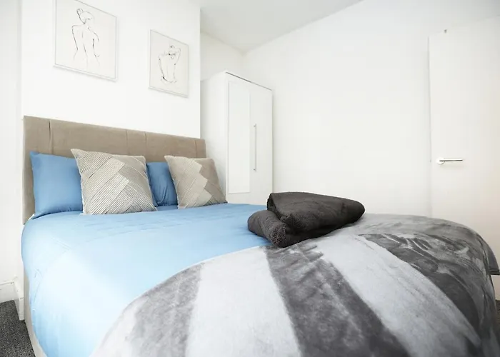 Nyaraló Spacious 4 Bedroom House - Sleeps 8 Guests, Contractors, Groups, Families, Business, Leisure & Relocation Welcome, 13 Minutes From Centre, Fast Wi-fi, Smart Tv In Lounge & Free Parking, Long And Short Welcome