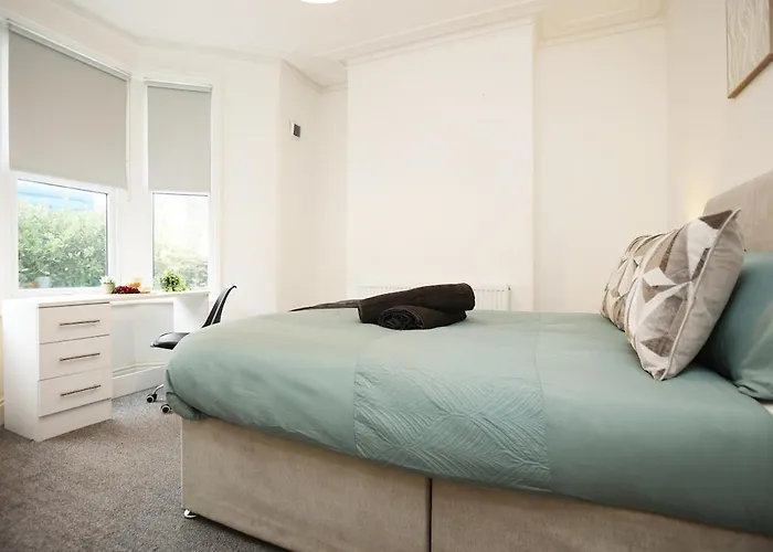 Spacious 4 Bedroom House - Sleeps 8 Guests, Contractors, Groups, Families, Business, Leisure & Relocation Welcome, 13 Minutes From Centre, Fast Wi-fi, Smart Tv In Lounge & Free Parking, Long And Short Welcome * Bristol