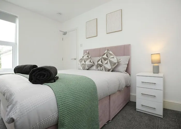 Spacious 4 Bedroom House - Sleeps 8 Guests, Contractors, Groups, Families, Business, Leisure & Relocation Welcome, 13 Minutes From Centre, Fast Wi-fi, Smart Tv In Lounge & Free Parking, Long And Short Welcome *