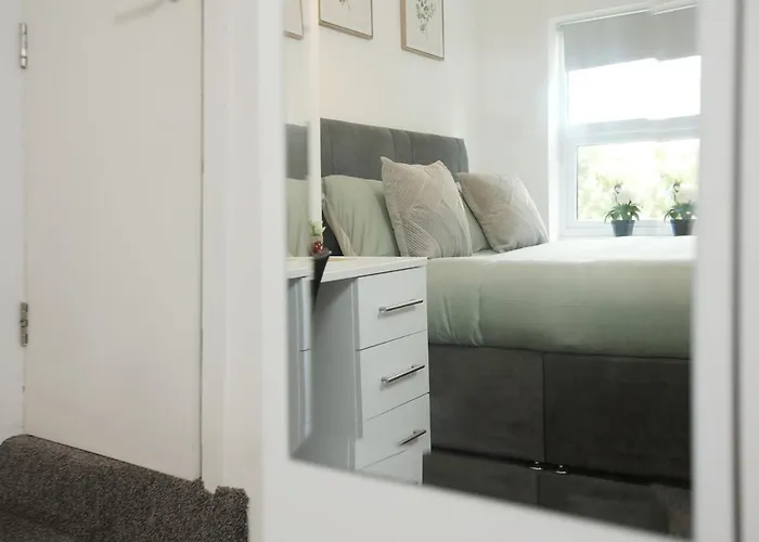 Nyaraló Spacious 4 Bedroom House - Sleeps 8 Guests, Contractors, Groups, Families, Business, Leisure & Relocation Welcome, 13 Minutes From Centre, Fast Wi-fi, Smart Tv In Lounge & Free Parking, Long And Short Welcome