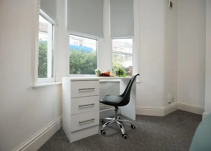 Spacious 4 Bedroom House - Sleeps 8 Guests, Contractors, Groups, Families, Business, Leisure & Relocation Welcome, 13 Minutes From Centre, Fast Wi-fi, Smart Tv In Lounge & Free Parking, Long And Short Welcome *