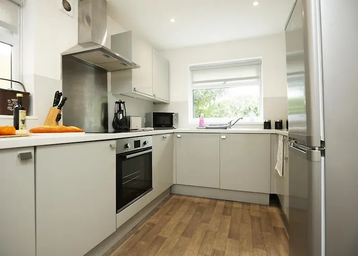 Spacious 4 Bedroom House - Sleeps 8 Guests, Contractors, Groups, Families, Business, Leisure & Relocation Welcome, 13 Minutes From Centre, Fast Wi-fi, Smart Tv In Lounge & Free Parking, Long And Short Welcome Bristol