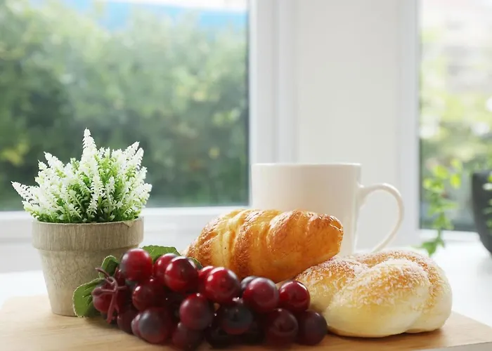 Spacious 4 Bedroom House - Sleeps 8 Guests, Contractors, Groups, Families, Business, Leisure & Relocation Welcome, 13 Minutes From Centre, Fast Wi-fi, Smart Tv In Lounge & Free Parking, Long And Short Welcome * Bristol