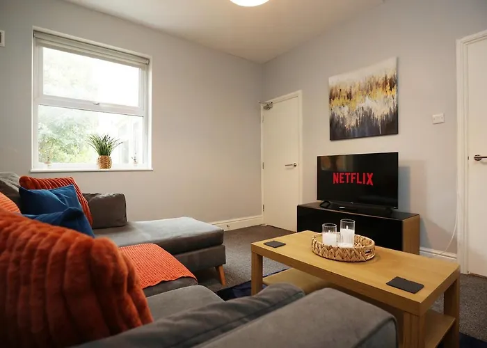 Spacious 4 Bedroom House - Sleeps 8 Guests, Contractors, Groups, Families, Business, Leisure & Relocation Welcome, 13 Minutes From Centre, Fast Wi-fi, Smart Tv In Lounge & Free Parking, Long And Short Welcome Nyaraló *