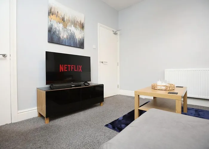 Spacious 4 Bedroom House - Sleeps 8 Guests, Contractors, Groups, Families, Business, Leisure & Relocation Welcome, 13 Minutes From Centre, Fast Wi-fi, Smart Tv In Lounge & Free Parking, Long And Short Welcome * Bristol