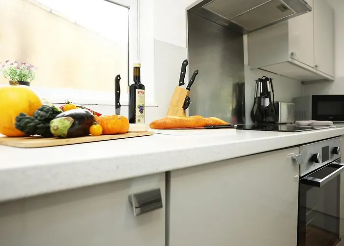 Spacious 4 Bedroom House - Sleeps 8 Guests, Contractors, Groups, Families, Business, Leisure & Relocation Welcome, 13 Minutes From Centre, Fast Wi-fi, Smart Tv In Lounge & Free Parking, Long And Short Welcome Bristol