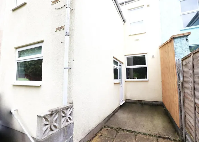 Spacious 4 Bedroom House - Sleeps 8 Guests, Contractors, Groups, Families, Business, Leisure & Relocation Welcome, 13 Minutes From Centre, Fast Wi-fi, Smart Tv In Lounge & Free Parking, Long And Short Welcome Nyaraló *