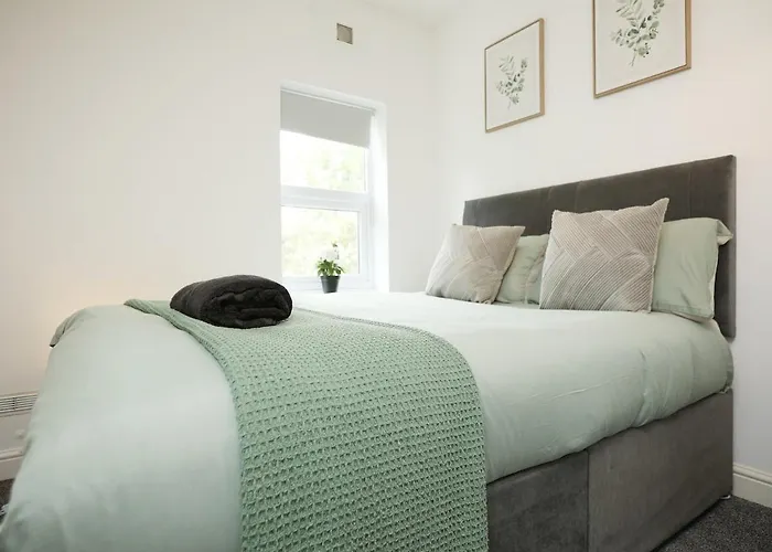 Spacious 4 Bedroom House - Sleeps 8 Guests, Contractors, Groups, Families, Business, Leisure & Relocation Welcome, 13 Minutes From Centre, Fast Wi-fi, Smart Tv In Lounge & Free Parking, Long And Short Welcome * Bristol