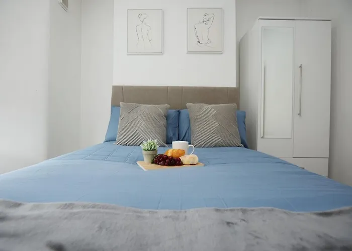 Spacious 4 Bedroom House - Sleeps 8 Guests, Contractors, Groups, Families, Business, Leisure & Relocation Welcome, 13 Minutes From Centre, Fast Wi-fi, Smart Tv In Lounge & Free Parking, Long And Short Welcome *