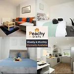 Casa de Férias Modern 4 Bedroom House Sleeps 8, 13 Minutes From Centre, Free Parking & Wi-fi, Weekly & Monthly Stays, Great Rates Available At Peachy