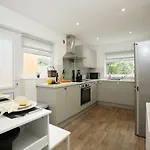 Hébergement de vacances Spacious 4 Bedroom House - Sleeps 8 Guests, Contractors, Groups, Families, Business, Leisure & Relocation Welcome, 13 Minutes From Centre, Fast Wi-fi, Smart Tv In Lounge & Free Parking, Long And Short Welcome