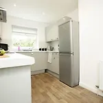 Spacious 4 Bedroom House - Sleeps 8 Guests, Contractors, Groups, Families, Business, Leisure & Relocation Welcome, 13 Minutes From Centre, Fast Wi-fi, Smart Tv In Lounge & Free Parking, Long And Short Welcome * Bristol