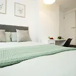Spacious 4 Bedroom House - Sleeps 8 Guests, Contractors, Groups, Families, Business, Leisure & Relocation Welcome, 13 Minutes From Centre, Fast Wi-fi, Smart Tv In Lounge & Free Parking, Long And Short Welcome Hébergement de vacances *