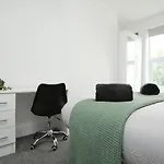 Hébergement de vacances Spacious 4 Bedroom House - Sleeps 8 Guests, Contractors, Groups, Families, Business, Leisure & Relocation Welcome, 13 Minutes From Centre, Fast Wi-fi, Smart Tv In Lounge & Free Parking, Long And Short Welcome