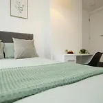 Spacious 4 Bedroom House - Sleeps 8 Guests, Contractors, Groups, Families, Business, Leisure & Relocation Welcome, 13 Minutes From Centre, Fast Wi-fi, Smart Tv In Lounge & Free Parking, Long And Short Welcome * Bristol