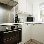 Modern 4 Bedroom House Sleeps 8, 13 Minutes From Centre, Free Parking & Wi-fi, Weekly & Monthly Stays, Great Rates Available At Peachy Bristol