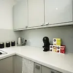 Hébergement de vacances Spacious 4 Bedroom House - Sleeps 8 Guests, Contractors, Groups, Families, Business, Leisure & Relocation Welcome, 13 Minutes From Centre, Fast Wi-fi, Smart Tv In Lounge & Free Parking, Long And Short Welcome Bristol
