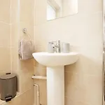 Hébergement de vacances Spacious 4 Bedroom House - Sleeps 8 Guests, Contractors, Groups, Families, Business, Leisure & Relocation Welcome, 13 Minutes From Centre, Fast Wi-fi, Smart Tv In Lounge & Free Parking, Long And Short Welcome *