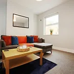 Hébergement de vacances Spacious 4 Bedroom House - Sleeps 8 Guests, Contractors, Groups, Families, Business, Leisure & Relocation Welcome, 13 Minutes From Centre, Fast Wi-fi, Smart Tv In Lounge & Free Parking, Long And Short Welcome Bristol
