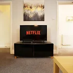 Spacious 4 Bedroom House - Sleeps 8 Guests, Contractors, Groups, Families, Business, Leisure & Relocation Welcome, 13 Minutes From Centre, Fast Wi-fi, Smart Tv In Lounge & Free Parking, Long And Short Welcome Hébergement de vacances