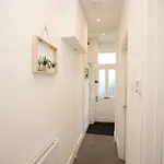 Spacious 4 Bedroom House - Sleeps 8 Guests, Contractors, Groups, Families, Business, Leisure & Relocation Welcome, 13 Minutes From Centre, Fast Wi-fi, Smart Tv In Lounge & Free Parking, Long And Short Welcome * Bristol