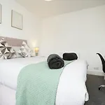 Spacious 4 Bedroom House - Sleeps 8 Guests, Contractors, Groups, Families, Business, Leisure & Relocation Welcome, 13 Minutes From Centre, Fast Wi-fi, Smart Tv In Lounge & Free Parking, Long And Short Welcome Bristol
