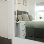 Hébergement de vacances Spacious 4 Bedroom House - Sleeps 8 Guests, Contractors, Groups, Families, Business, Leisure & Relocation Welcome, 13 Minutes From Centre, Fast Wi-fi, Smart Tv In Lounge & Free Parking, Long And Short Welcome