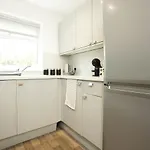 Modern 4 Bedroom House Sleeps 8, 13 Minutes From Centre, Free Parking & Wi-fi, Weekly & Monthly Stays, Great Rates Available At Peachy Casa de Férias *