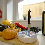 Modern 4 Bedroom House Sleeps 8, 13 Minutes From Centre, Free Parking & Wi-fi, Weekly & Monthly Stays, Great Rates Available At Peachy Casa de Férias *