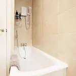 Modern 4 Bedroom House Sleeps 8, 13 Minutes From Centre, Free Parking & Wi-fi, Weekly & Monthly Stays, Great Rates Available At Peachy