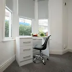 Modern 4 Bedroom House Sleeps 8, 13 Minutes From Centre, Free Parking & Wi-fi, Weekly & Monthly Stays, Great Rates Available At Peachy *
