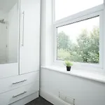 Modern 4 Bedroom House Sleeps 8, 13 Minutes From Centre, Free Parking & Wi-fi, Weekly & Monthly Stays, Great Rates Available At Peachy