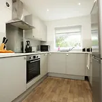 Spacious 4 Bedroom House - Sleeps 8 Guests, Contractors, Groups, Families, Business, Leisure & Relocation Welcome, 13 Minutes From Centre, Fast Wi-fi, Smart Tv In Lounge & Free Parking, Long And Short Welcome Bristol