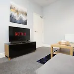 Spacious 4 Bedroom House - Sleeps 8 Guests, Contractors, Groups, Families, Business, Leisure & Relocation Welcome, 13 Minutes From Centre, Fast Wi-fi, Smart Tv In Lounge & Free Parking, Long And Short Welcome * Bristol