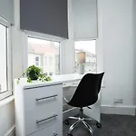 Hébergement de vacances Spacious 4 Bedroom House - Sleeps 8 Guests, Contractors, Groups, Families, Business, Leisure & Relocation Welcome, 13 Minutes From Centre, Fast Wi-fi, Smart Tv In Lounge & Free Parking, Long And Short Welcome Bristol