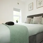 Modern 4 Bedroom House Sleeps 8, 13 Minutes From Centre, Free Parking & Wi-fi, Weekly & Monthly Stays, Great Rates Available At Peachy * Bristol