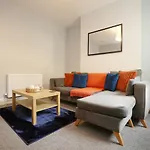 Casa de Férias Modern 4 Bedroom House Sleeps 8, 13 Minutes From Centre, Free Parking & Wi-fi, Weekly & Monthly Stays, Great Rates Available At Peachy