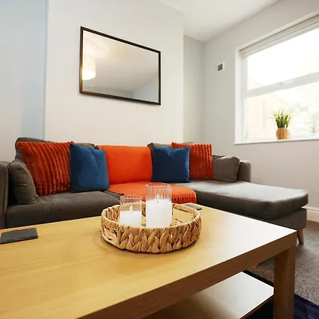 Modern 4 Bedroom House Sleeps 8, 13 Minutes From Centre, Free Parking & Wi-fi, Weekly & Monthly Stays, Great Rates Available At Peachy *