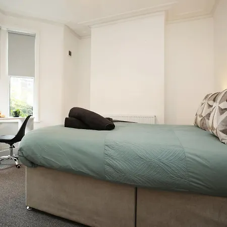 Hébergement de vacances Spacious 4 Bedroom House - Sleeps 8 Guests, Contractors, Groups, Families, Business, Leisure & Relocation Welcome, 13 Minutes From Centre, Fast Wi-fi, Smart Tv In Lounge & Free Parking, Long And Short Welcome