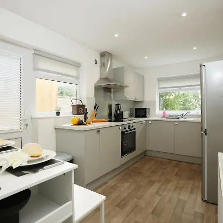 Vakantiehuis Spacious 4 Bedroom House - Sleeps 8 Guests, Contractors, Groups, Families, Business, Tourist & Relocation Welcome, 13 Minutes From Centre, Fast Wi-fi, Smart Tv In Lounge & Free Parking, Long & Short Welcome