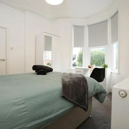 Spacious 4 Bedroom House - Sleeps 8 Guests, Contractors, Groups, Families, Business And Relocation Welcome, 13 Minutes From Centre, Fast Wi-fi, Smart Tv In Lounge & Free Parking, Long And Short Welcome Бристоль