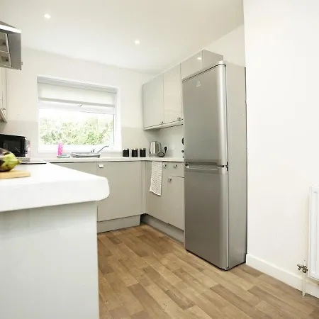 Modern 4 Bedroom House Sleeps 8, 13 Minutes From Centre, Free Parking And Wi-fi, Weekly & Monthly Stays, Great Rates Available At Peachy * Bristol